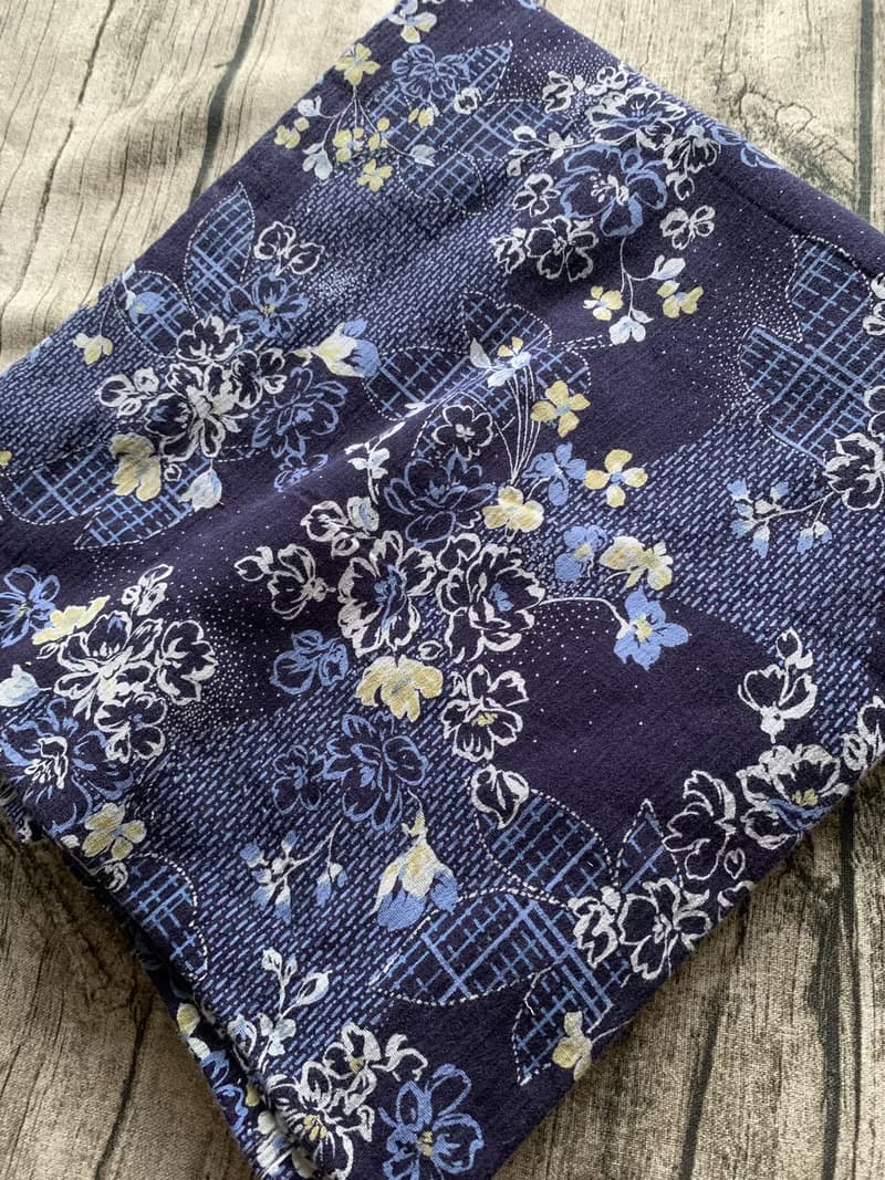 手工縫製三角圍巾圍脖頸巾 銀灰和風波浪圖案 更多圖案