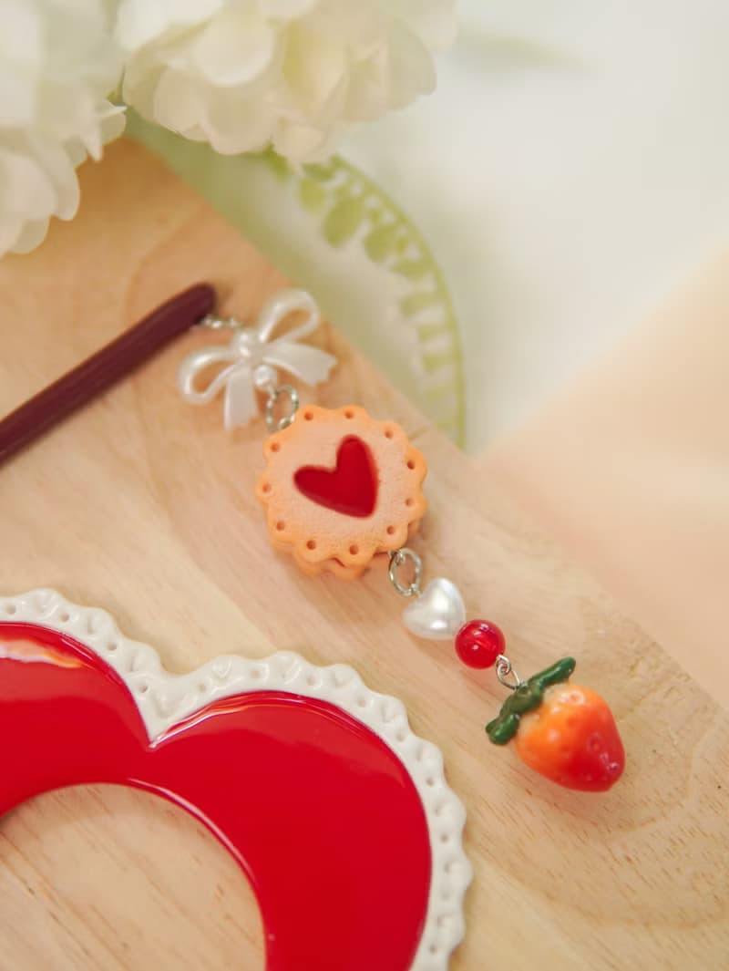 Kawaii Heart Hair Stick – Handmade Polymer Clay Bun Pin with Strawberry Cookie