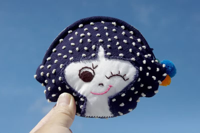 情人節禮物 母親節禮物 限量手工 手工藍染刺繡零錢包 / 收納包 / 小包 / 雜物包 / 耳機收納袋 / 悠遊卡套 - 藍色女孩 indigo藍染手工刺繡包