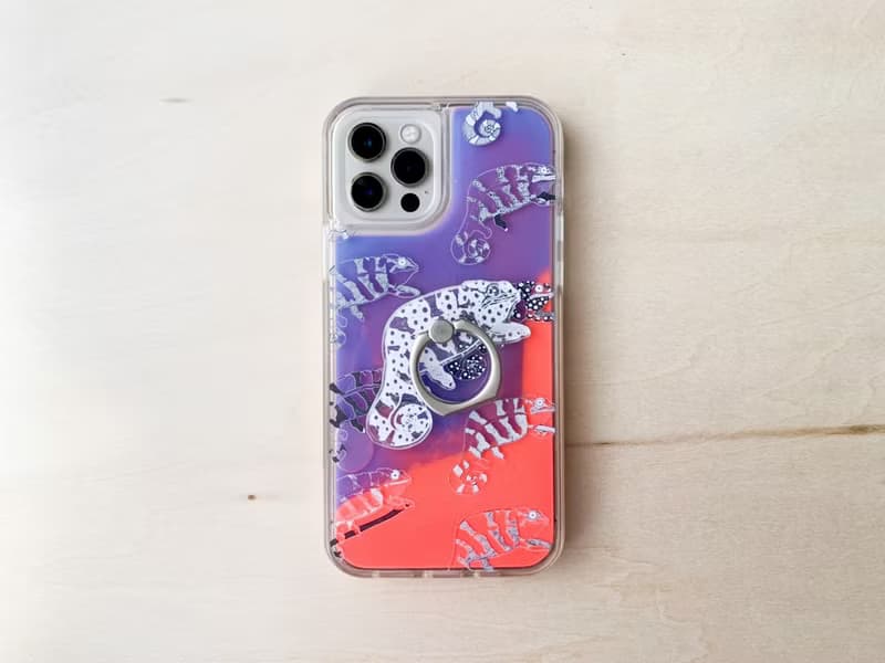 白いカメレオンの擬態スマホリング