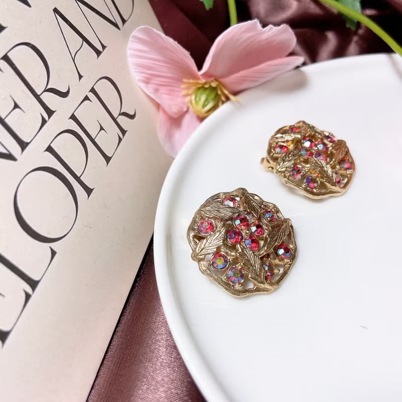 【西洋古董飾品】Sarah Pat Pend沙金葉脈線條梅紅萊茵鑽耳環耳夾