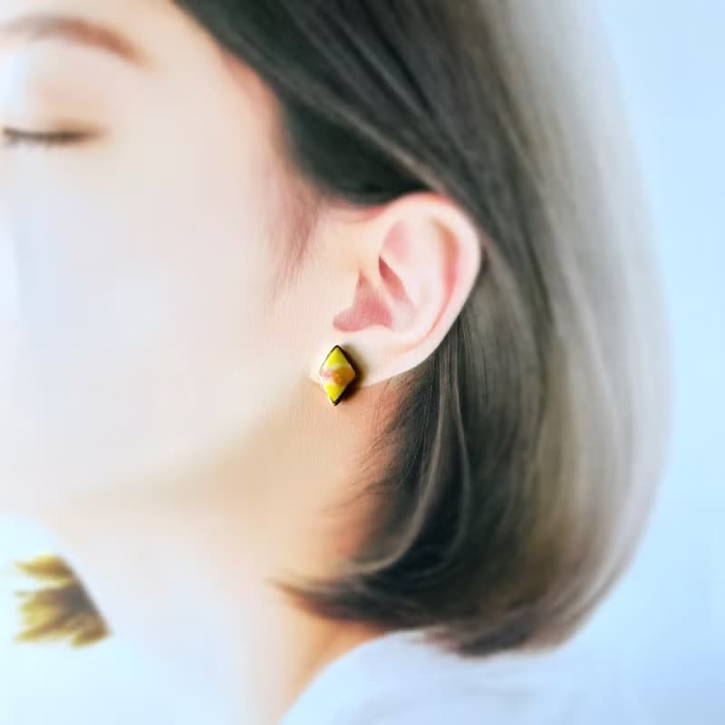 【再販】グラデーション 絵付 陶器 金継ぎ ライン ピアス イヤリング ノンホールピアス イエロー オレンジ 黄色 橙 ゴールド 金 ピンク ひし形 小さい