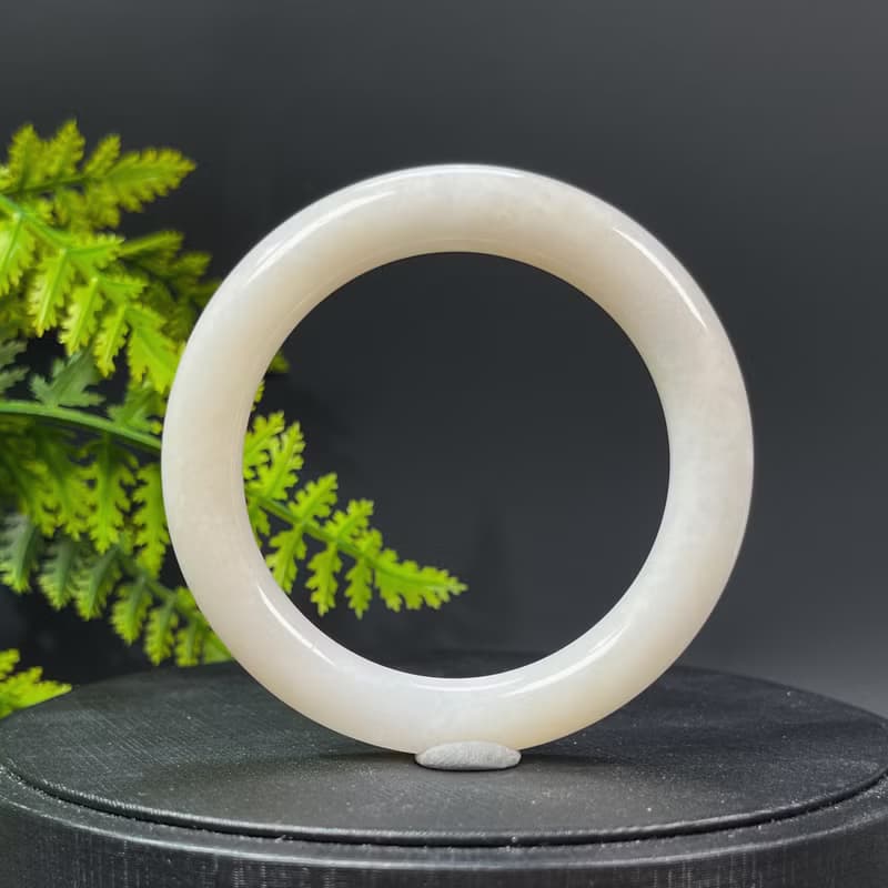 和田玉手鐲59MM 糖白色圓條玉手環 附證書 玉質細膩 色澤溫潤誘人