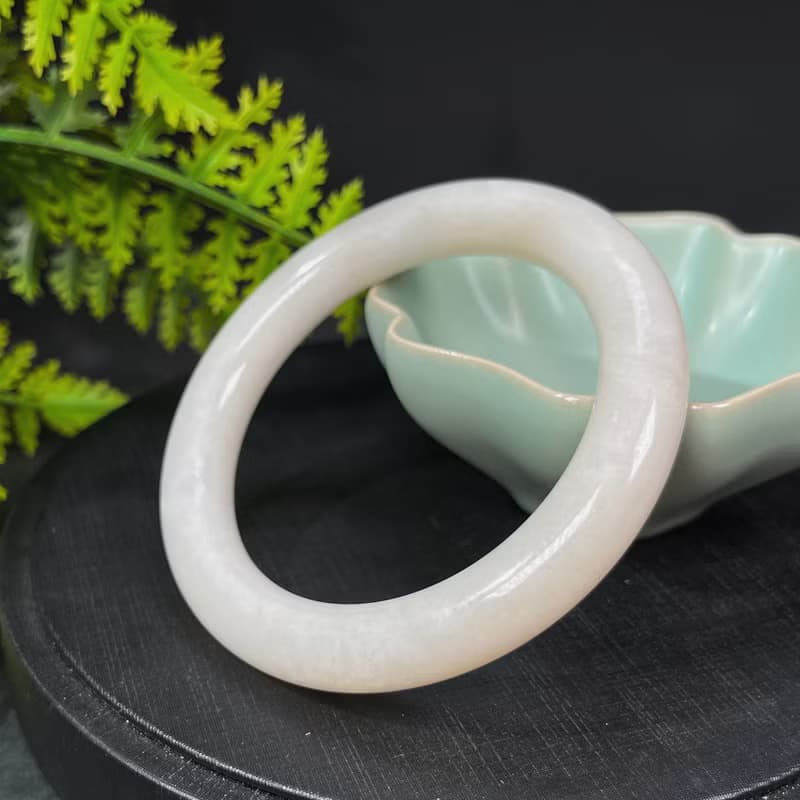 和田玉手鐲59MM 糖白色圓條玉手環 附證書 玉質細膩 色澤溫潤誘人