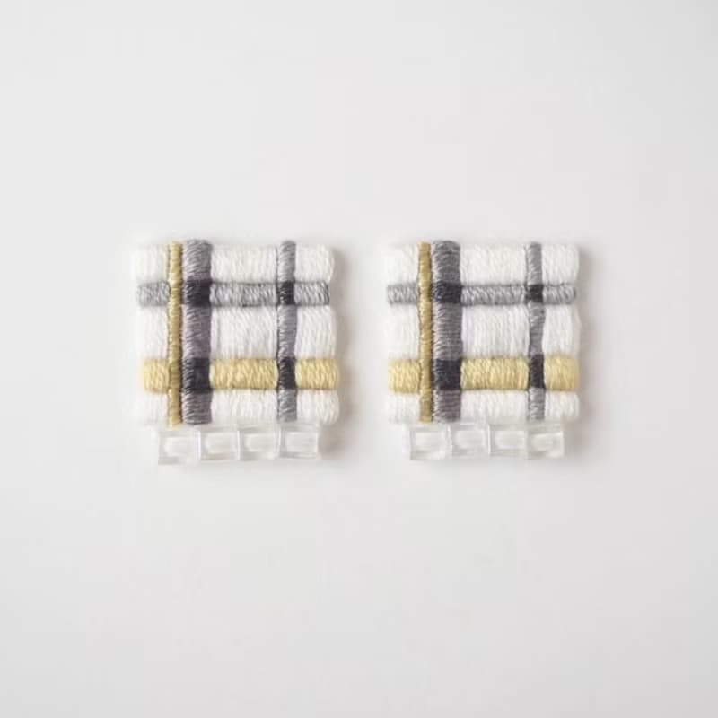 刺繍ピアスorイヤリング　チェック柄　イエロー　春夏