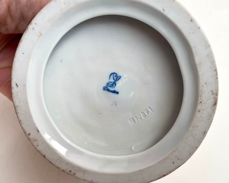 德國德累斯頓帶花的華麗復古小雕像女士