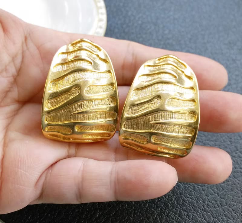 【西洋古董飾品 】金色調 動物紋 大耳環 夾式耳環
