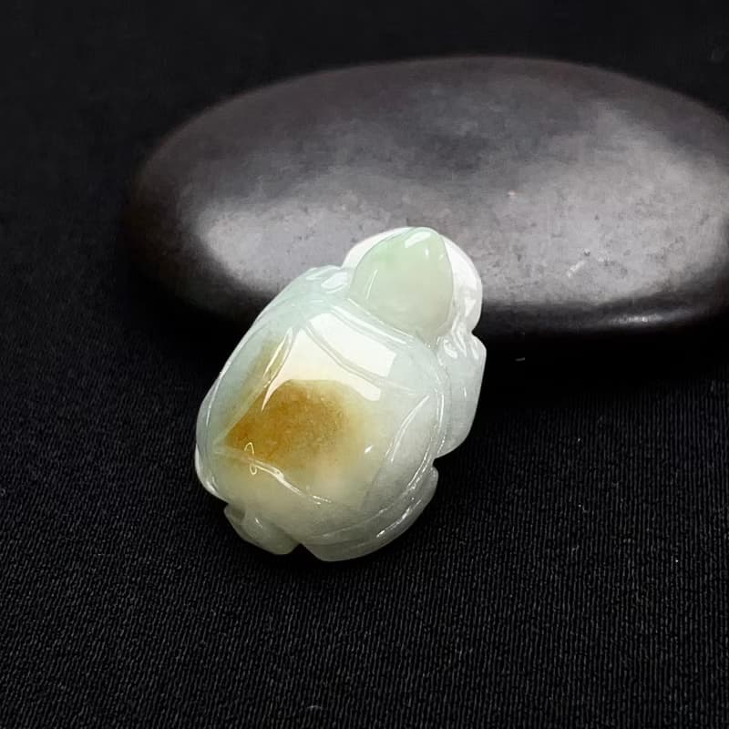 【吉祥‧長壽】飄黃花翡翠烏龜吊飾 | 天然緬甸玉翡翠A貨 | 送禮