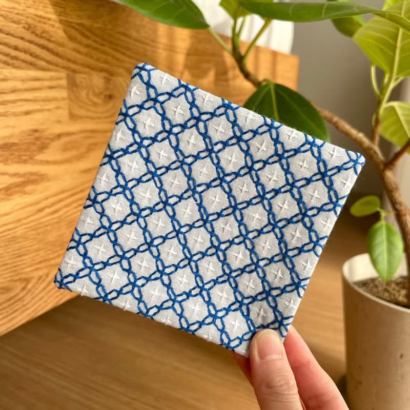 刺し子コースター2枚セット　十字花刺しペールグレー　キッチン用品　ティー用品　カフェ　日本ハンドメイド　贈り物　花柄　刺繍