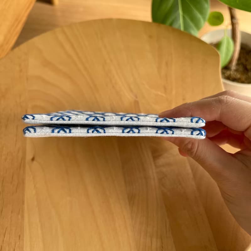 刺し子コースター2枚セット　十字花刺しペールグレー　キッチン用品　ティー用品　カフェ　日本ハンドメイド　贈り物　花柄　刺繍