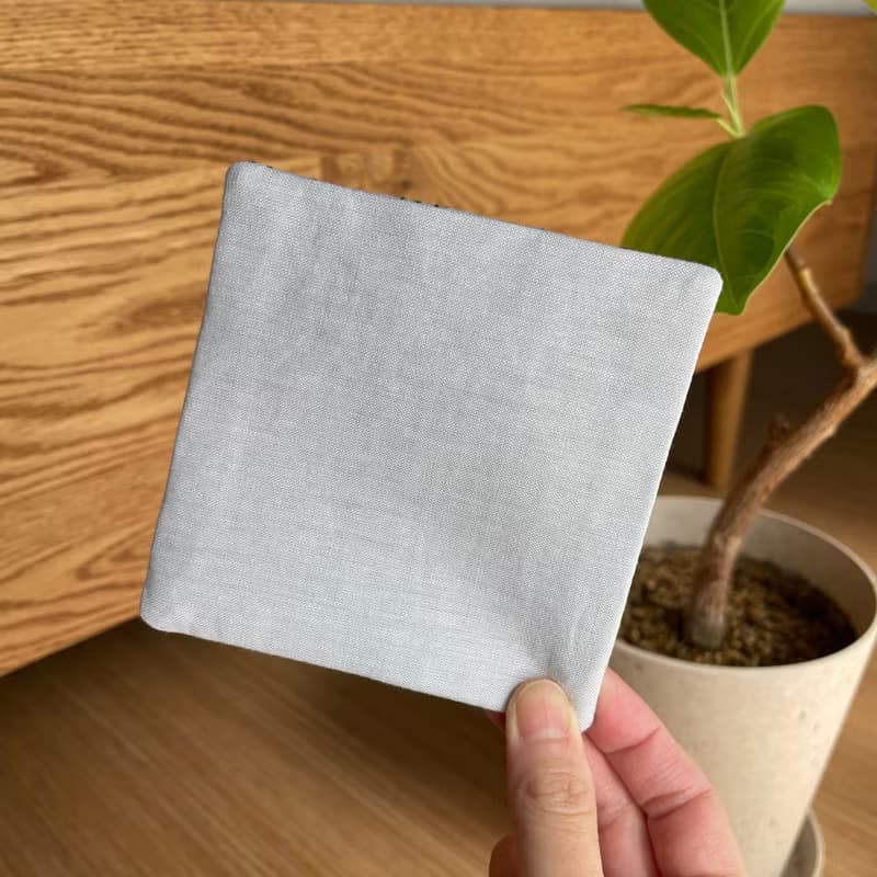 刺し子コースター2枚セット　十字花刺しペールグレー　キッチン用品　ティー用品　カフェ　日本ハンドメイド　贈り物　花柄　刺繍