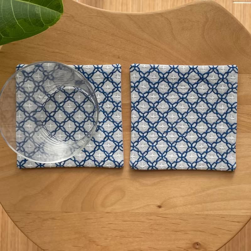 刺し子コースター2枚セット　十字花刺しペールグレー　キッチン用品　ティー用品　カフェ　日本ハンドメイド　贈り物　花柄　刺繍