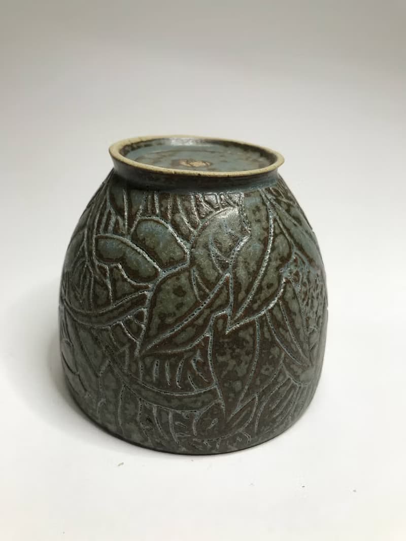 曾永鴻  灰釉刻花杯
