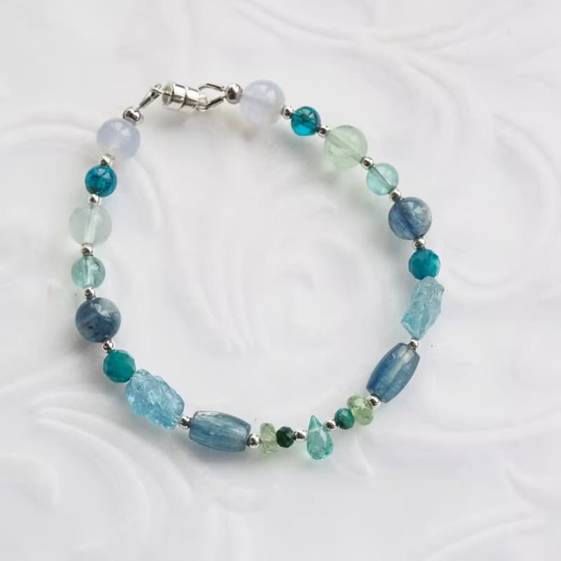 藍蘋果醬──玻璃拼貼  |  藍晶石、磷灰石、蕾絲瑪瑙 天然石手鍊