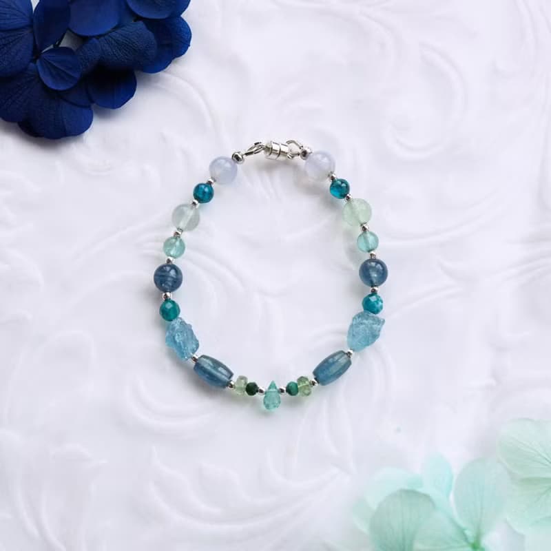 藍蘋果醬──玻璃拼貼  |  藍晶石、磷灰石、蕾絲瑪瑙 天然石手鍊