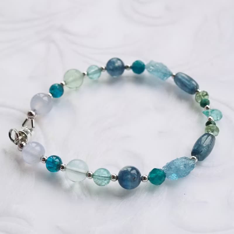 藍蘋果醬──玻璃拼貼  |  藍晶石、磷灰石、蕾絲瑪瑙 天然石手鍊