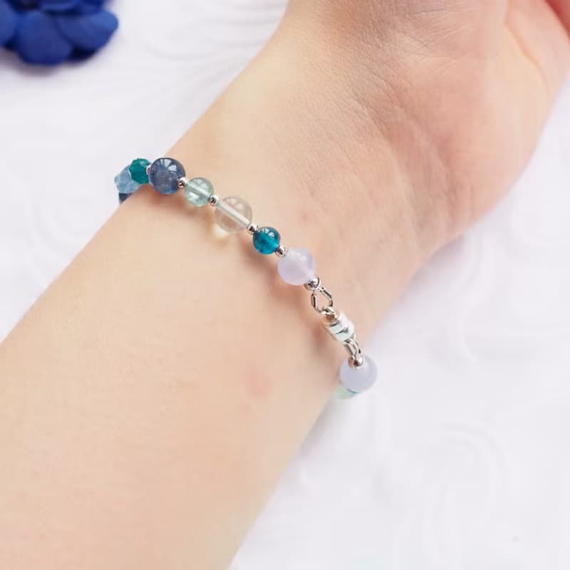 藍蘋果醬──玻璃拼貼  |  藍晶石、磷灰石、蕾絲瑪瑙 天然石手鍊