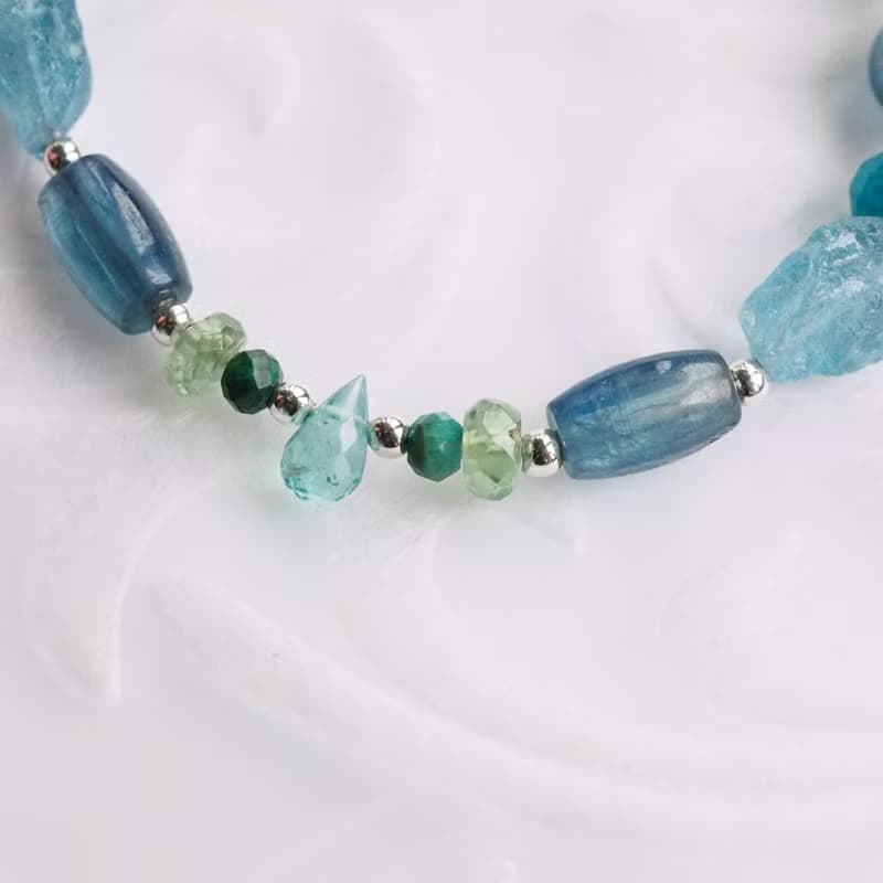 藍蘋果醬──玻璃拼貼  |  藍晶石、磷灰石、蕾絲瑪瑙 天然石手鍊