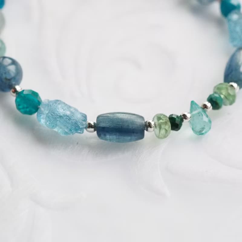 藍蘋果醬──玻璃拼貼  |  藍晶石、磷灰石、蕾絲瑪瑙 天然石手鍊
