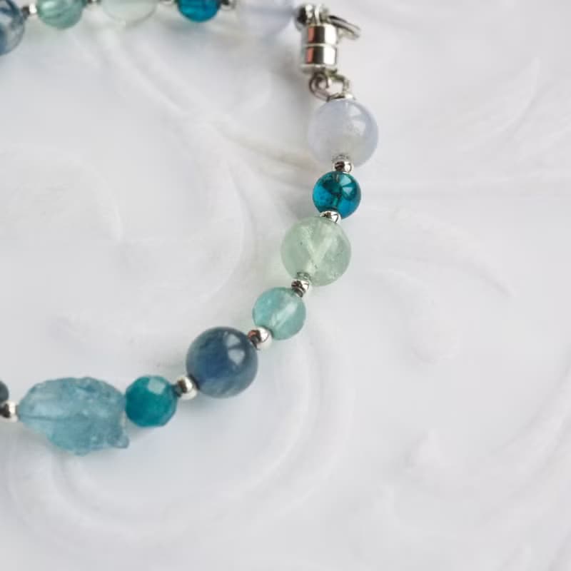 藍蘋果醬──玻璃拼貼  |  藍晶石、磷灰石、蕾絲瑪瑙 天然石手鍊