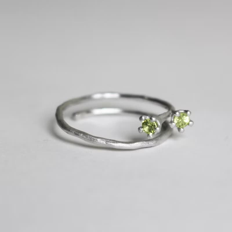 Little Mollis Ring (Peridot) sand blast finishing