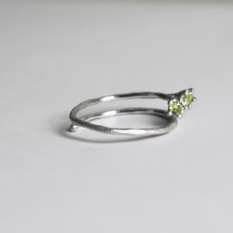 Little Mollis Ring (Peridot) sand blast finishing