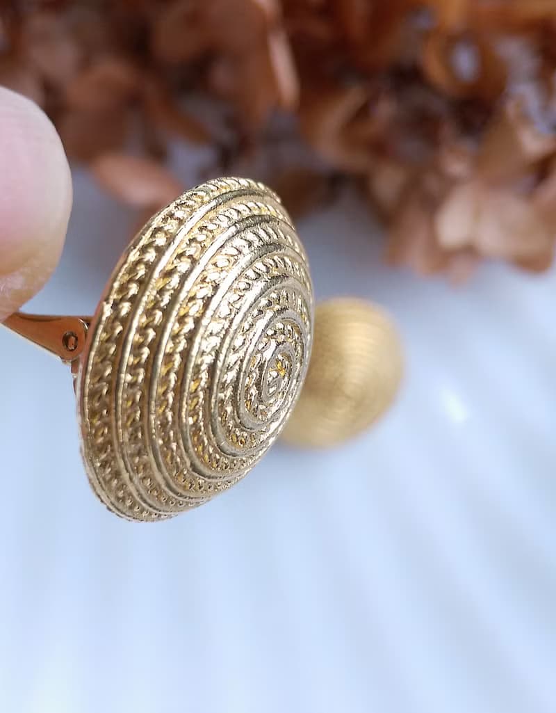 Vintage Jewelry 西洋古董飾品 AVON 金炫渦 金色調 夾式耳環