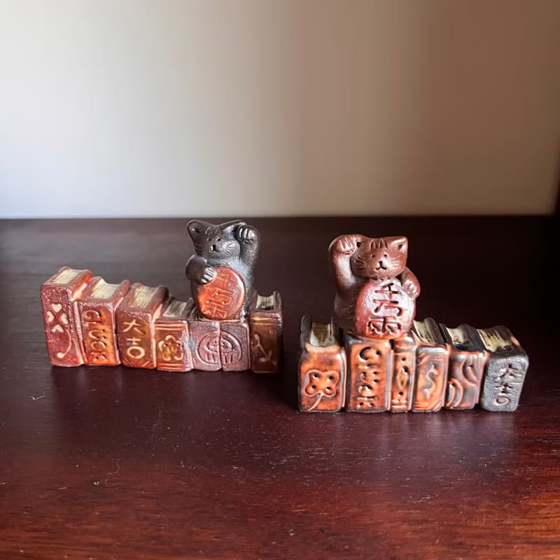 招財貓之書中自有黃金屋 / 線香立 / 貓鬍鬚收納 / 陶