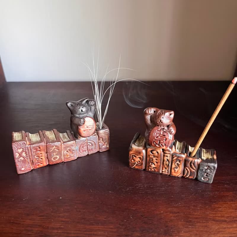 招財貓之書中自有黃金屋 / 線香立 / 貓鬍鬚收納 / 陶