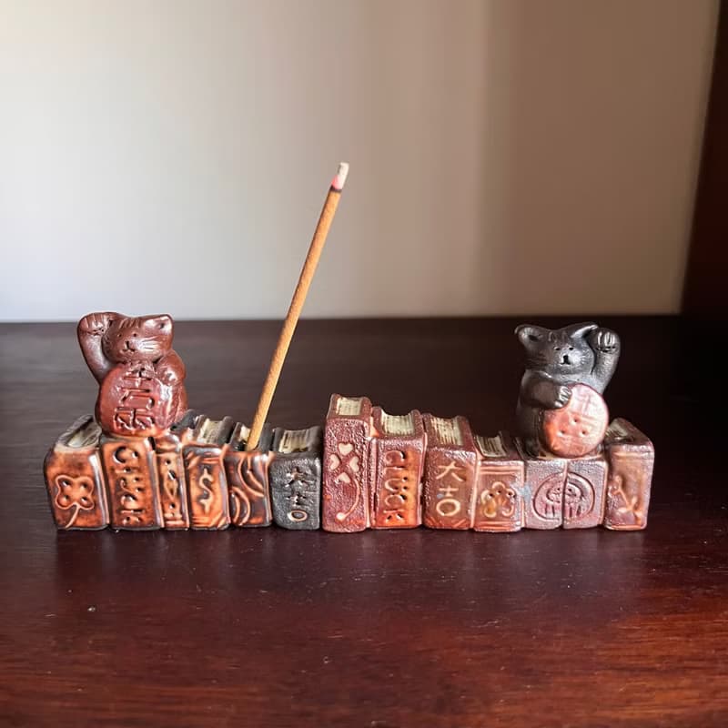 招財貓之書中自有黃金屋 / 線香立 / 貓鬍鬚收納 / 陶