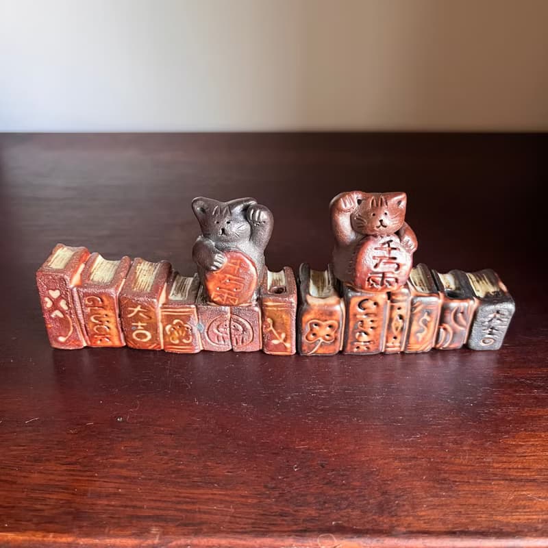 招財貓之書中自有黃金屋 / 線香立 / 貓鬍鬚收納 / 陶