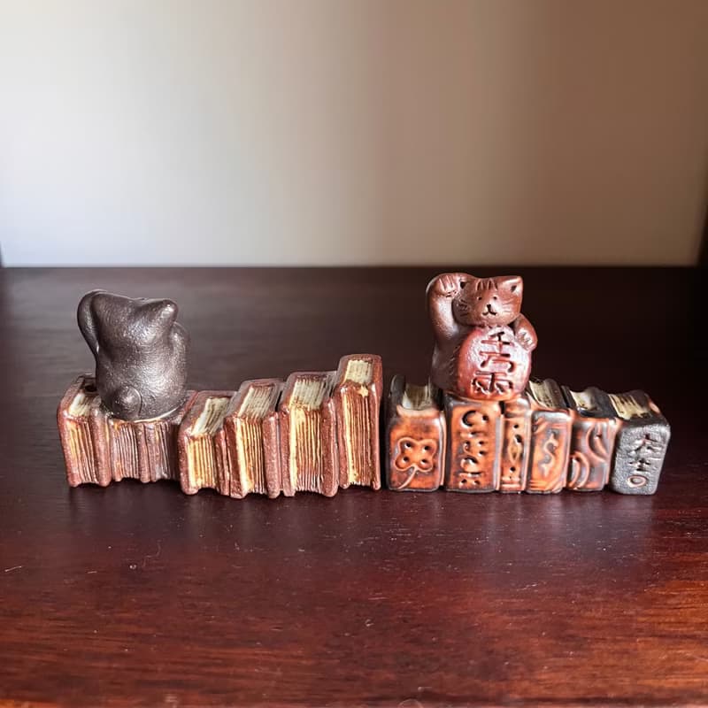 招財貓之書中自有黃金屋 / 線香立 / 貓鬍鬚收納 / 陶