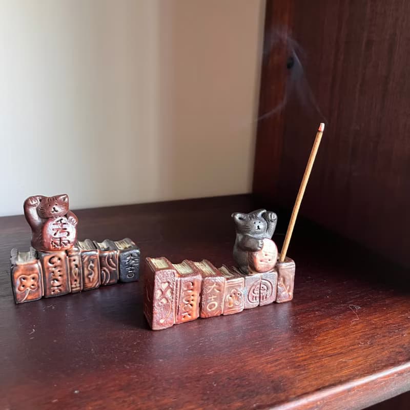 招財貓之書中自有黃金屋 / 線香立 / 貓鬍鬚收納 / 陶
