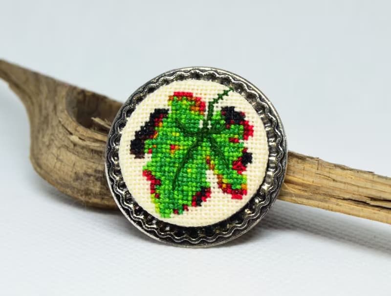 綠葉刺繡圓形胸針十字繡自然飾品手工製作的禮物送給她