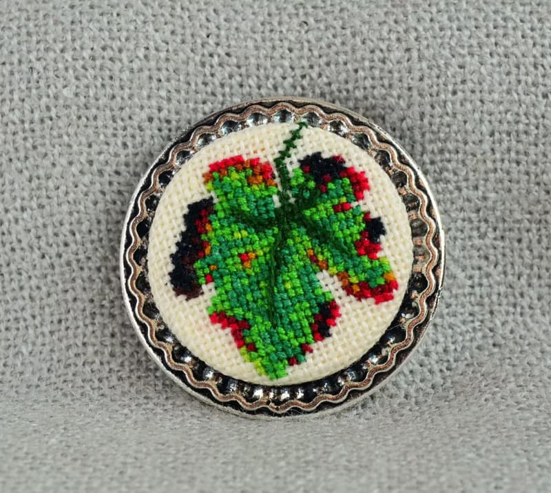 綠葉刺繡圓形胸針十字繡自然飾品手工製作的禮物送給她