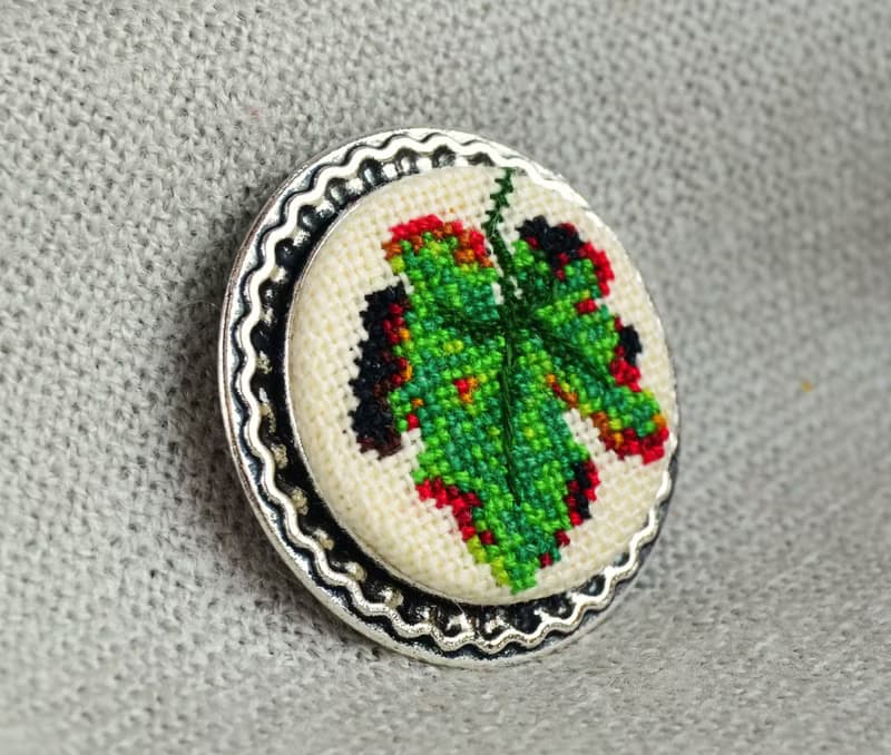 綠葉刺繡圓形胸針十字繡自然飾品手工製作的禮物送給她