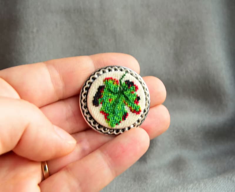綠葉刺繡圓形胸針十字繡自然飾品手工製作的禮物送給她