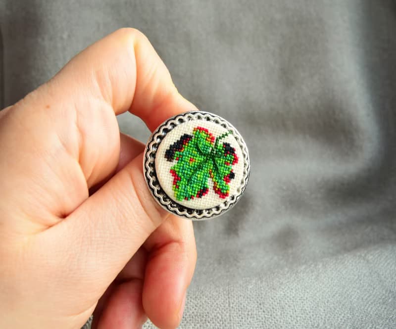 綠葉刺繡圓形胸針十字繡自然飾品手工製作的禮物送給她