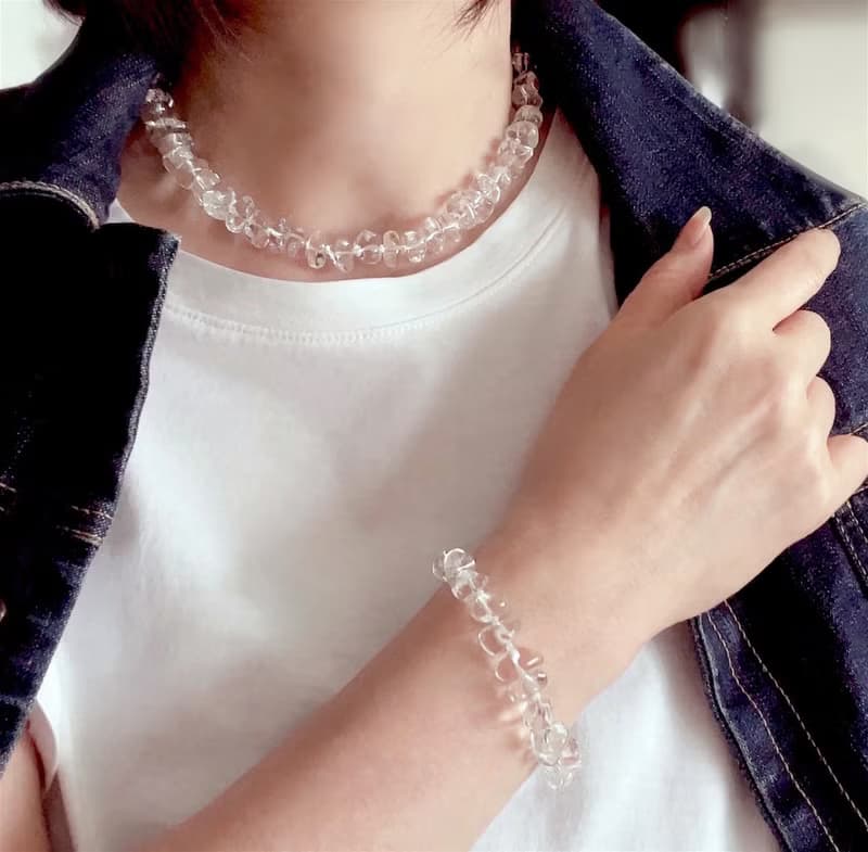 ロングにもなる  涼しげ水晶 ラフカットのネックレスとブレスレットのセット