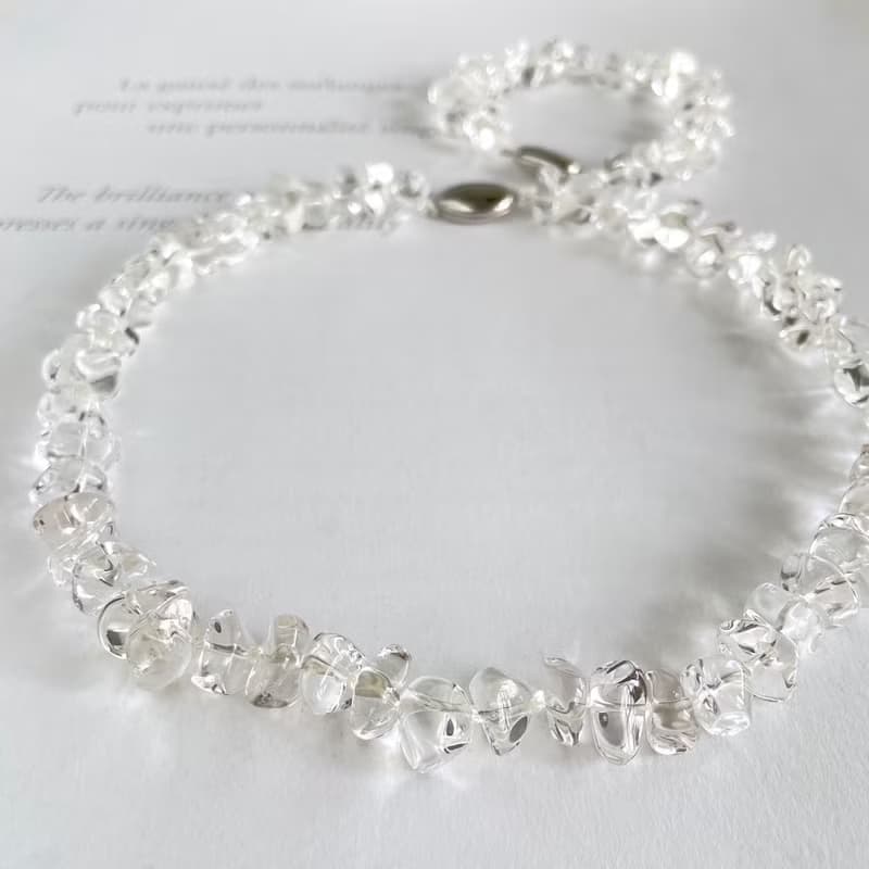ロングにもなる  涼しげ水晶 ラフカットのネックレスとブレスレットのセット