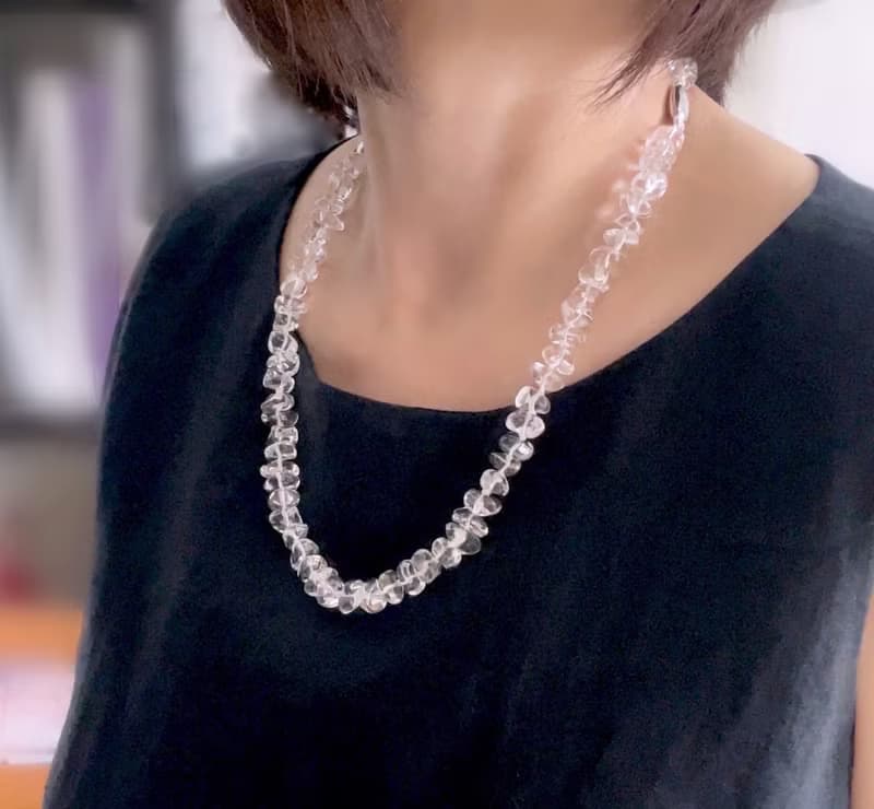 ロングにもなる  涼しげ水晶 ラフカットのネックレスとブレスレットのセット