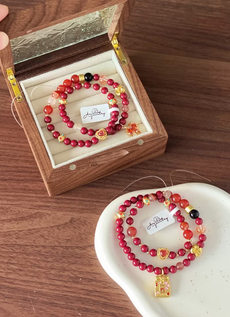 Amelia Jewelry丨逆風如解意丨血砂紅兔毛草莓晶膠花髮晶原創手鍊