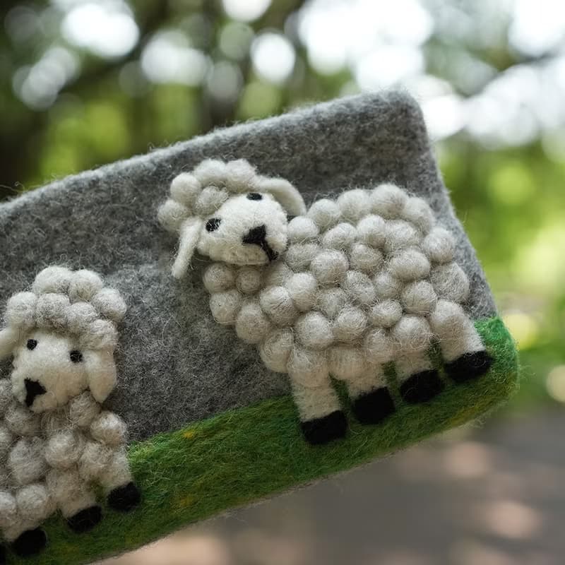 100% Wool 羊毛氈長形綿羊包_手機袋 _公平貿易