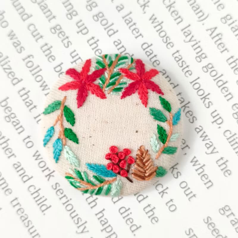 ポインセチアとグリーンリーフのクリスマスリース刺繍ブローチ