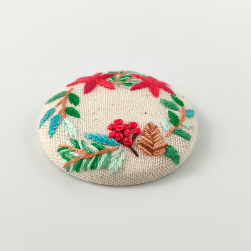ポインセチアとグリーンリーフのクリスマスリース刺繍ブローチ