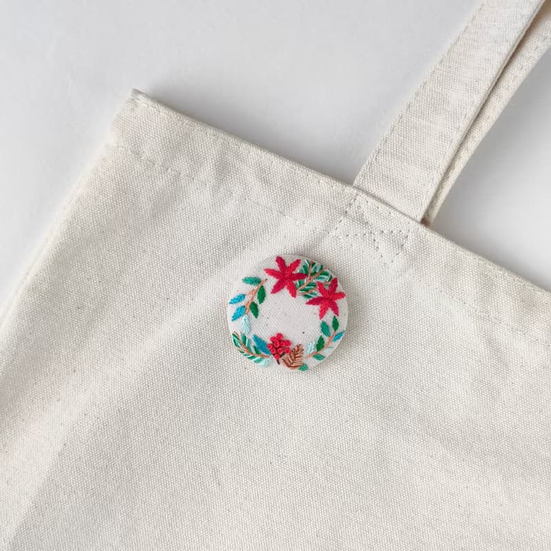 ポインセチアとグリーンリーフのクリスマスリース刺繍ブローチ
