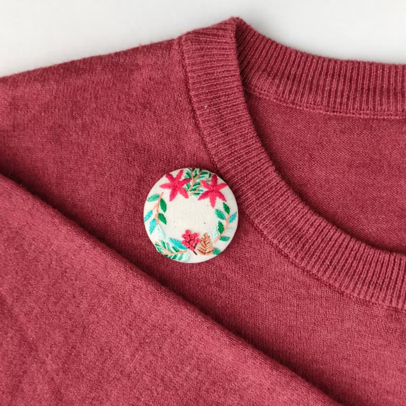 ポインセチアとグリーンリーフのクリスマスリース刺繍ブローチ