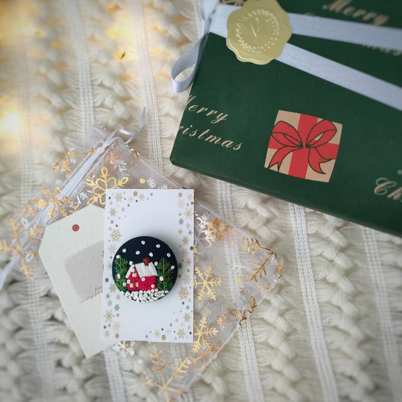 ポインセチアとグリーンリーフのクリスマスリース刺繍ブローチ
