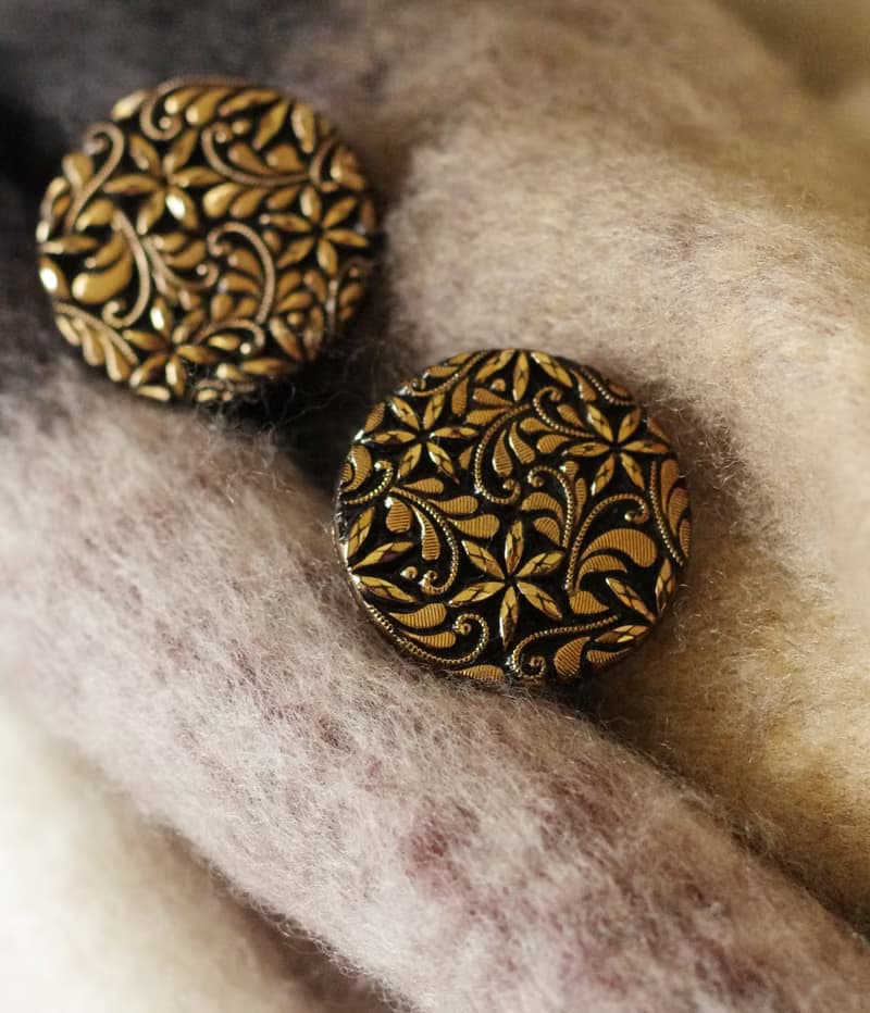 老又好古董珠寶 少見黑金雙色刺繡小花圓形夾式耳環C1077