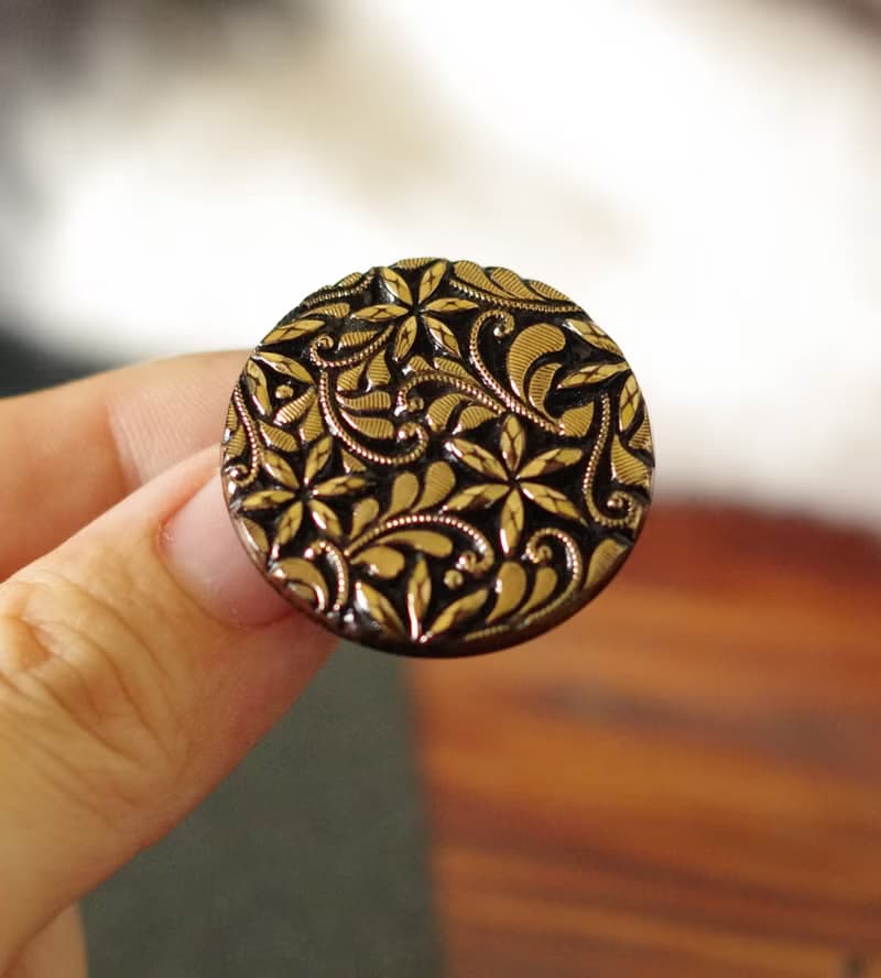老又好古董珠寶 少見黑金雙色刺繡小花圓形夾式耳環C1077